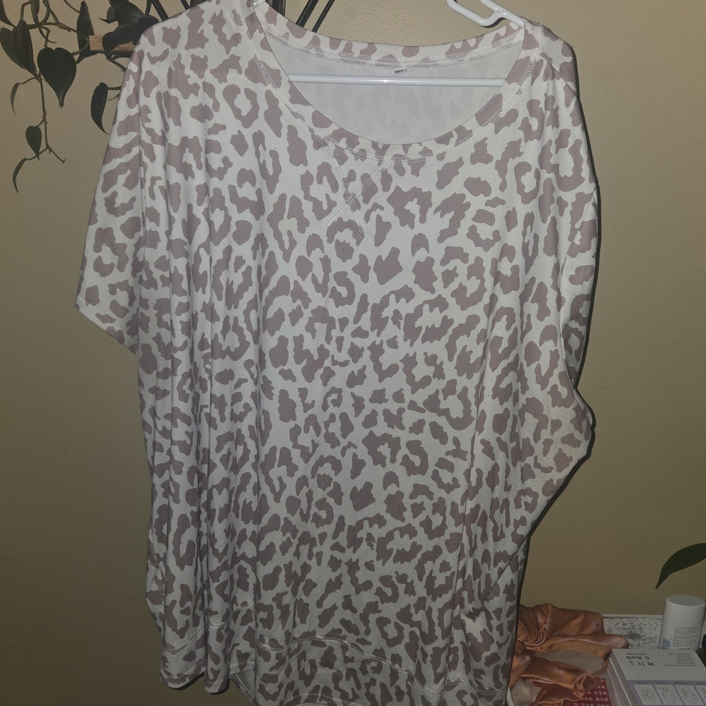 Amazon Essentials Women's Short Sleeve Leopard Print Tee - Pink and White - Picture 2 of 2